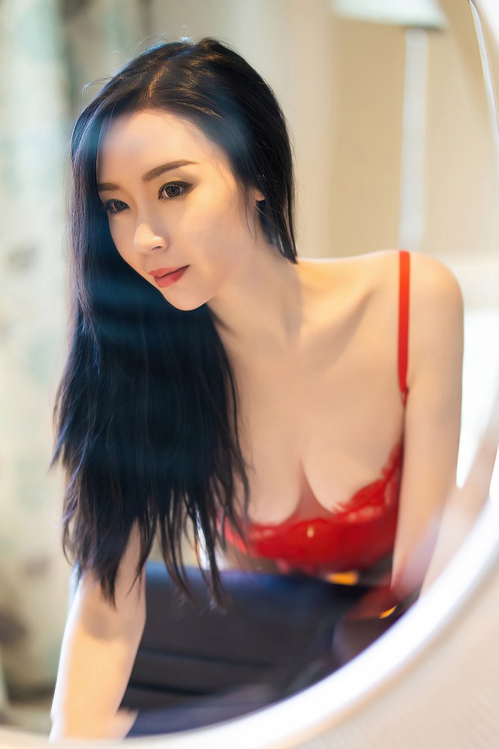 完美体态梦心月吊带黑丝手遮美乳(13)