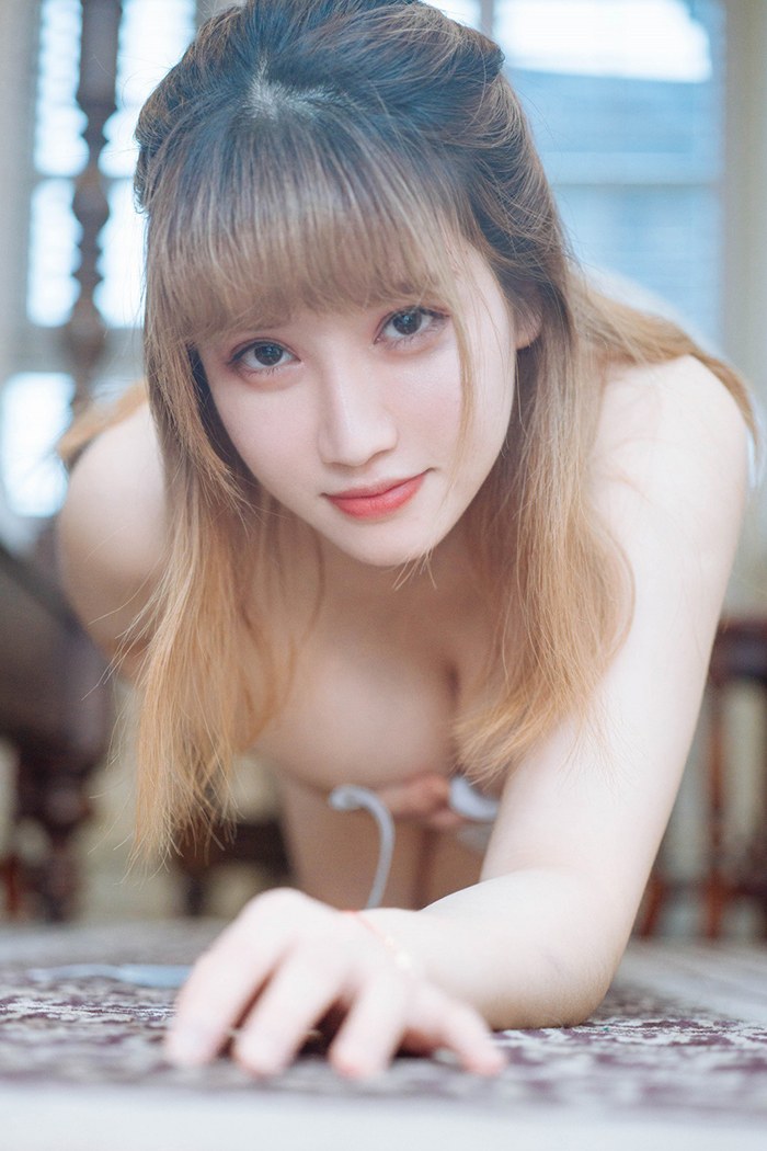 人形奶牛周大萌白皙胴体美乳侧漏(21)