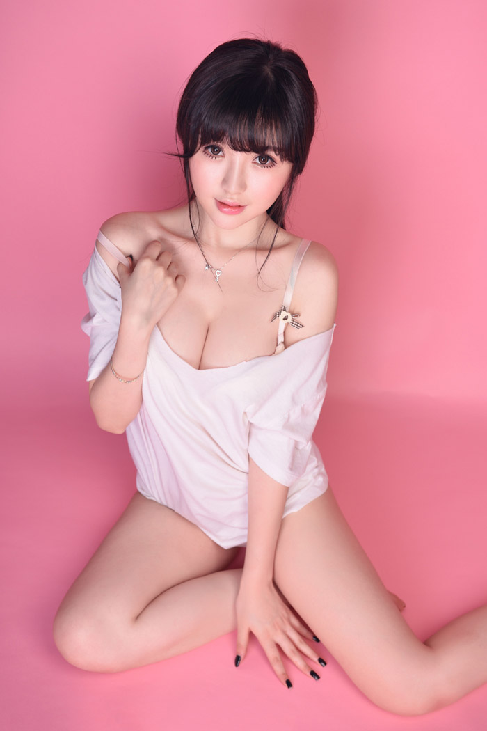 推女神美女米妮mini小秀乳沟么么哒(10)