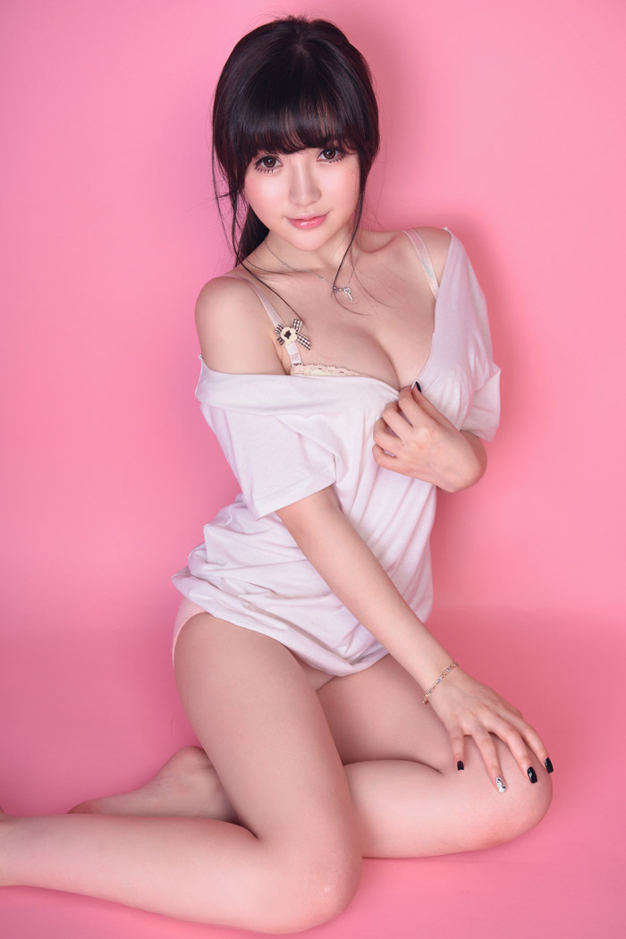 推女神美女米妮mini小秀乳沟么么哒(14)