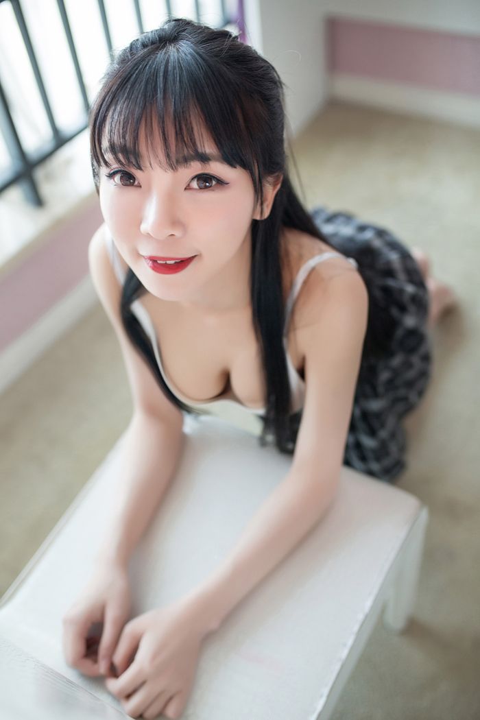 俏皮妹子莉莉丝学生短裙内内走光光(36)