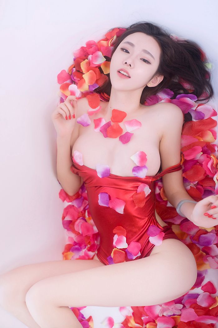 酥胸美人萌琪琪半裸艺术照行为大胆(19)