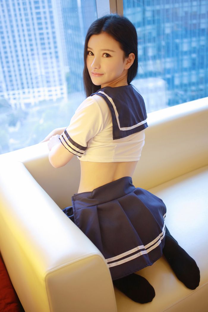 粉妹子姗姗制服写真肚兜与丁裤更配(20)