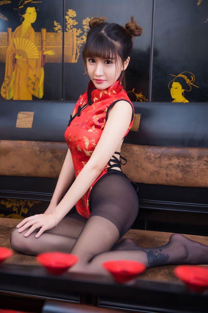 制服萝莉郭美美红袍配黑丝诱惑满满(34)