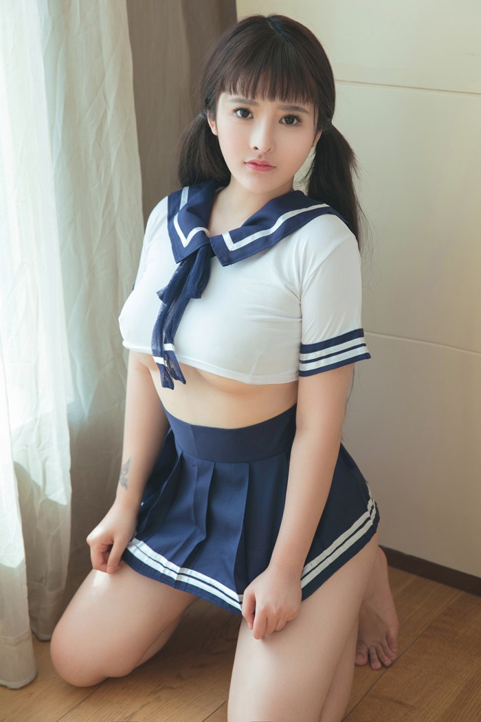 宅男女神杨漫妮制服秀丰乳肥臀看点足(3)