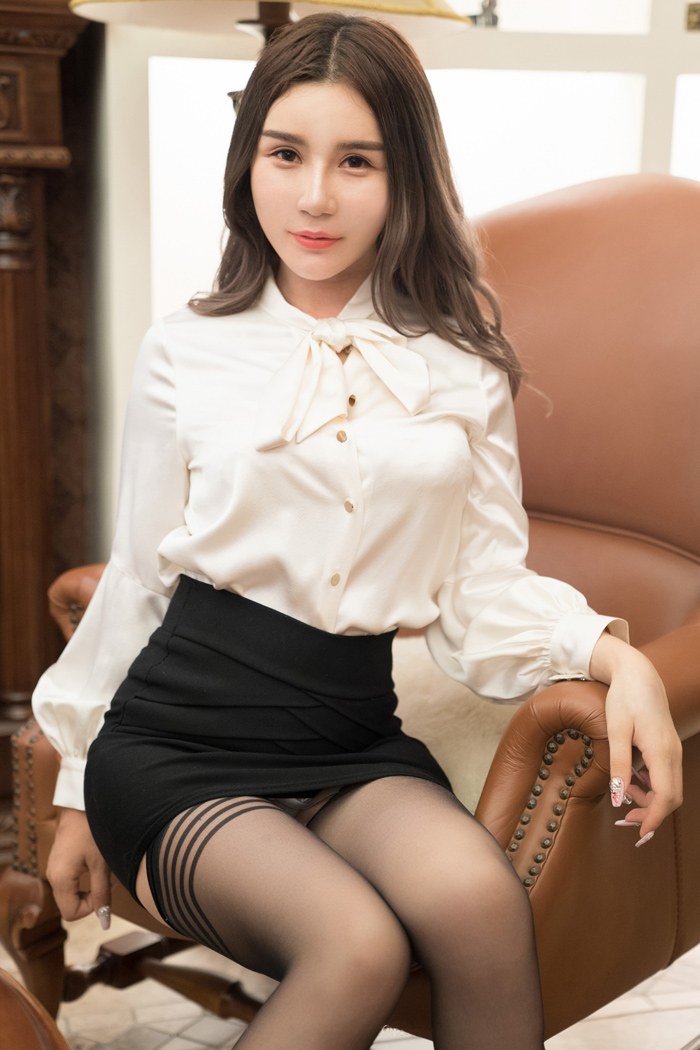 黑丝御姐陈秋雨OL制服秀酥胸美臀(21)