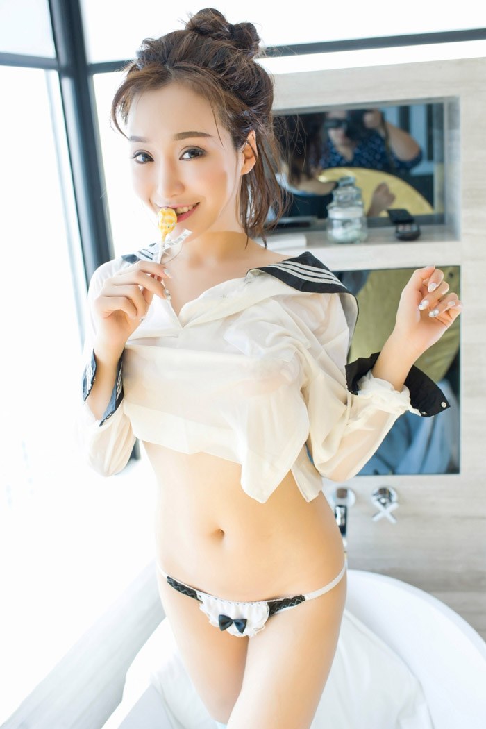 可爱学生妹顾灿制服湿身秀白嫩美乳(11)