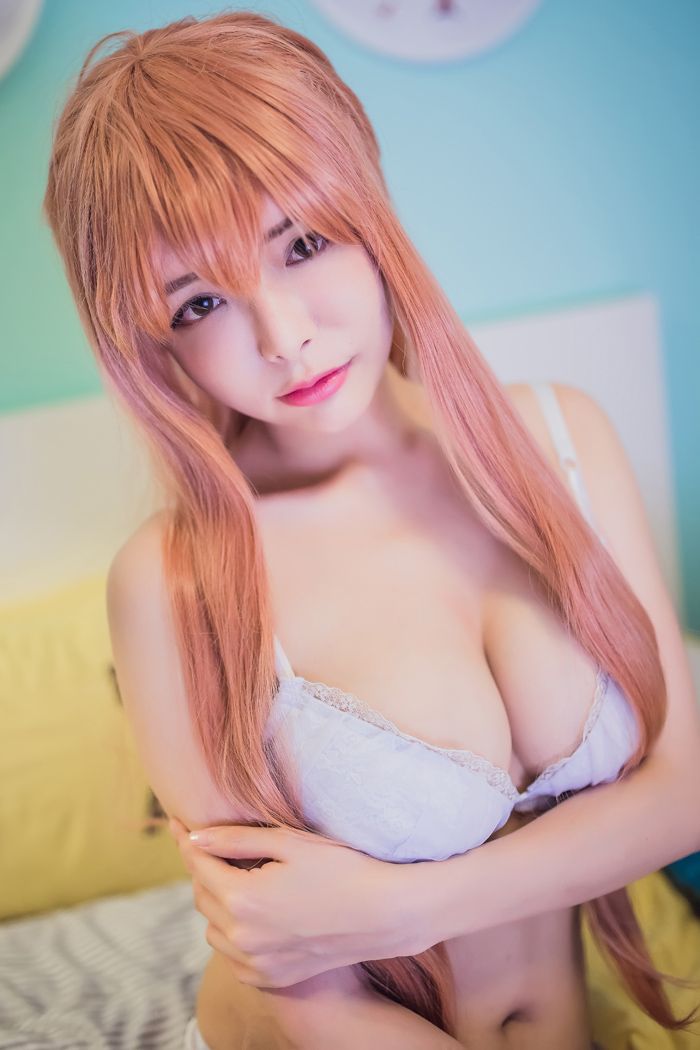 性感尤物夏小秋cosplay秀白嫩豪乳(20)