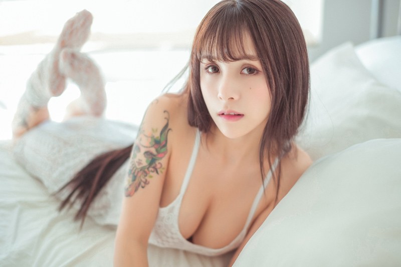 女神夏美酱比基尼包不住诱人美胸(21)