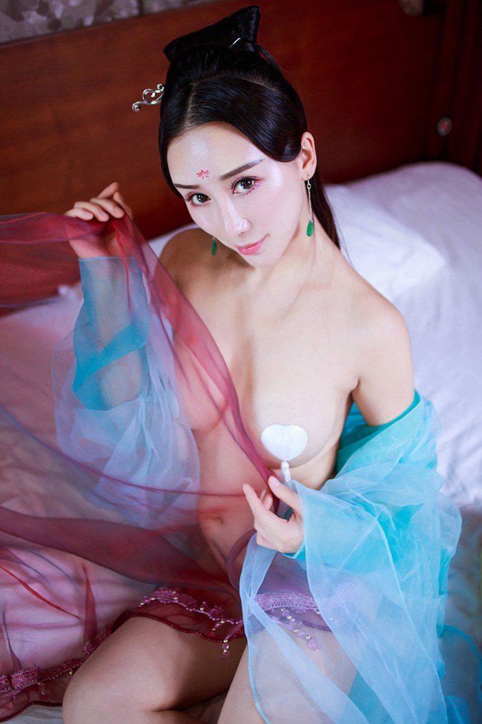 古风女王邹晶晶真空上阵乳此动人(15)