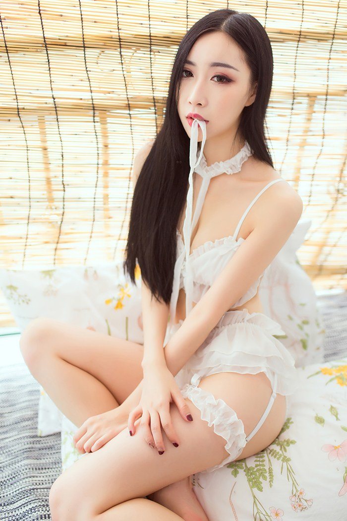 性感嫩模小雨飘窗激情秀完美身材(23)