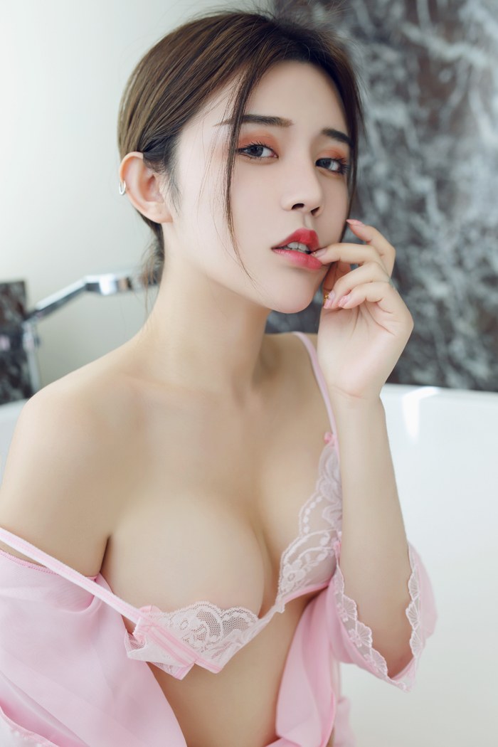 俏丽佳人卓娅祺美乳微露诱惑撩人(27)