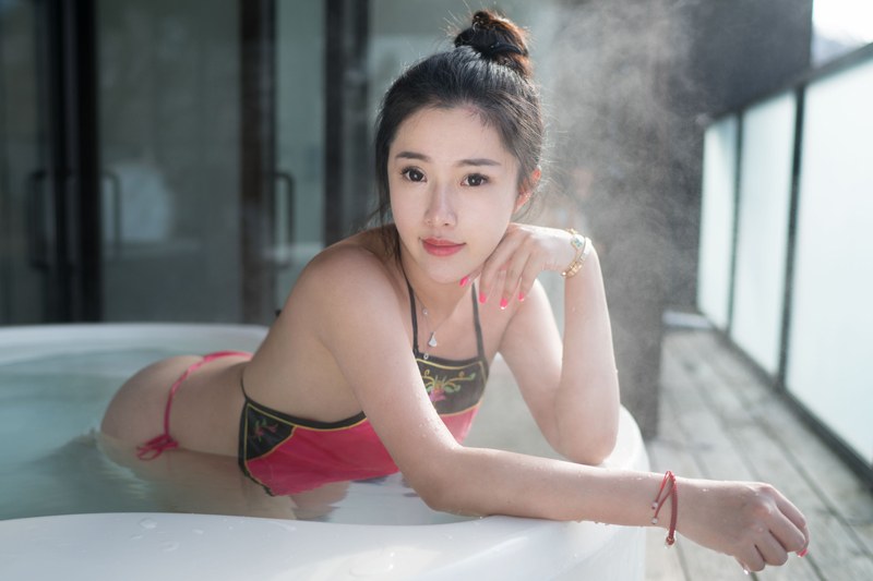 性感女神陈嘉嘉身着红肚兜身材惹火(41)