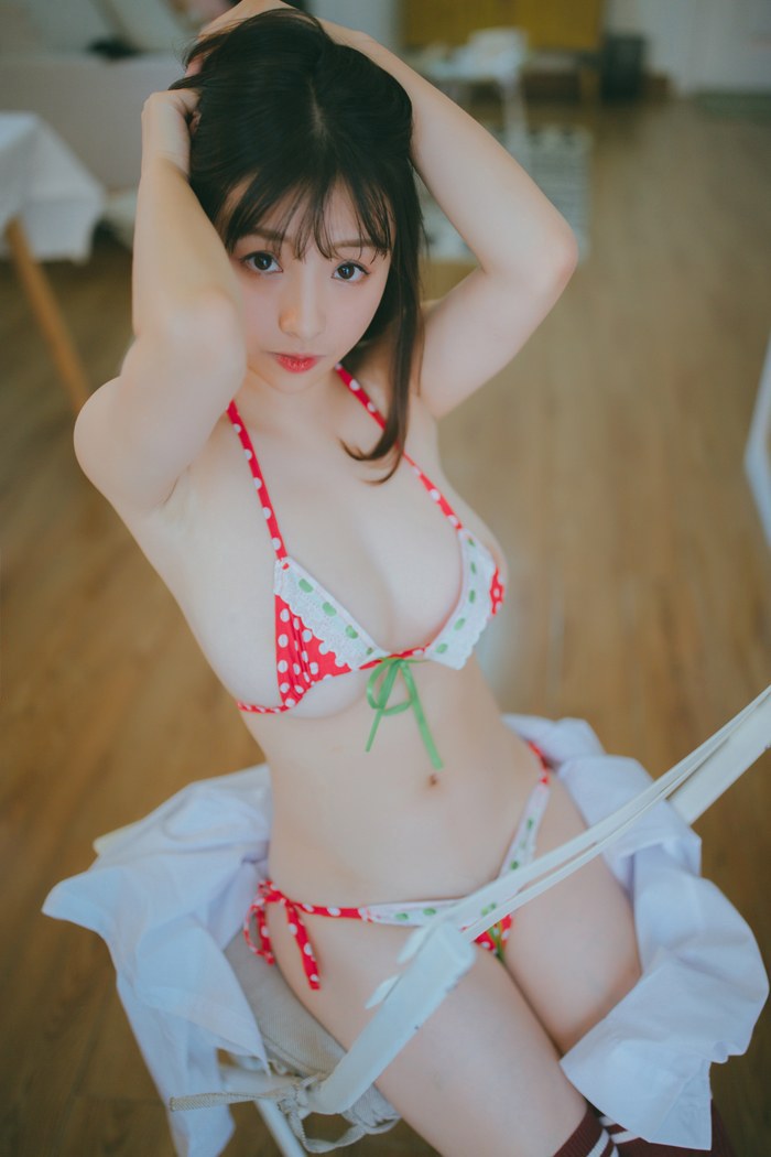 可爱草莓少女美乳圆润肌肤白皙诱人(18)