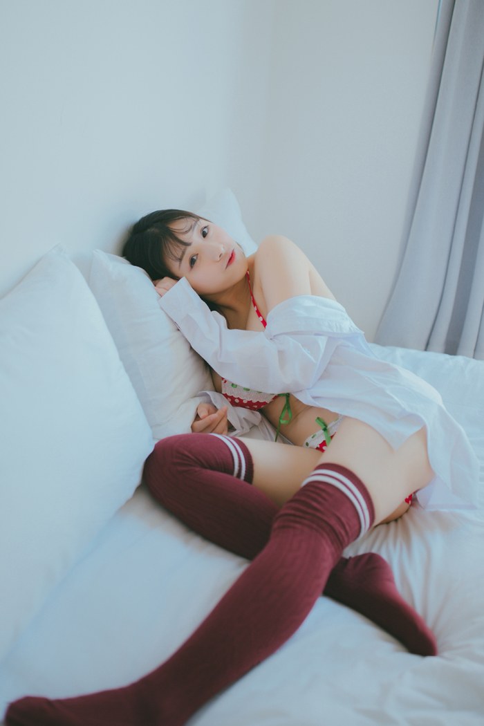 可爱草莓少女美乳圆润肌肤白皙诱人(29)