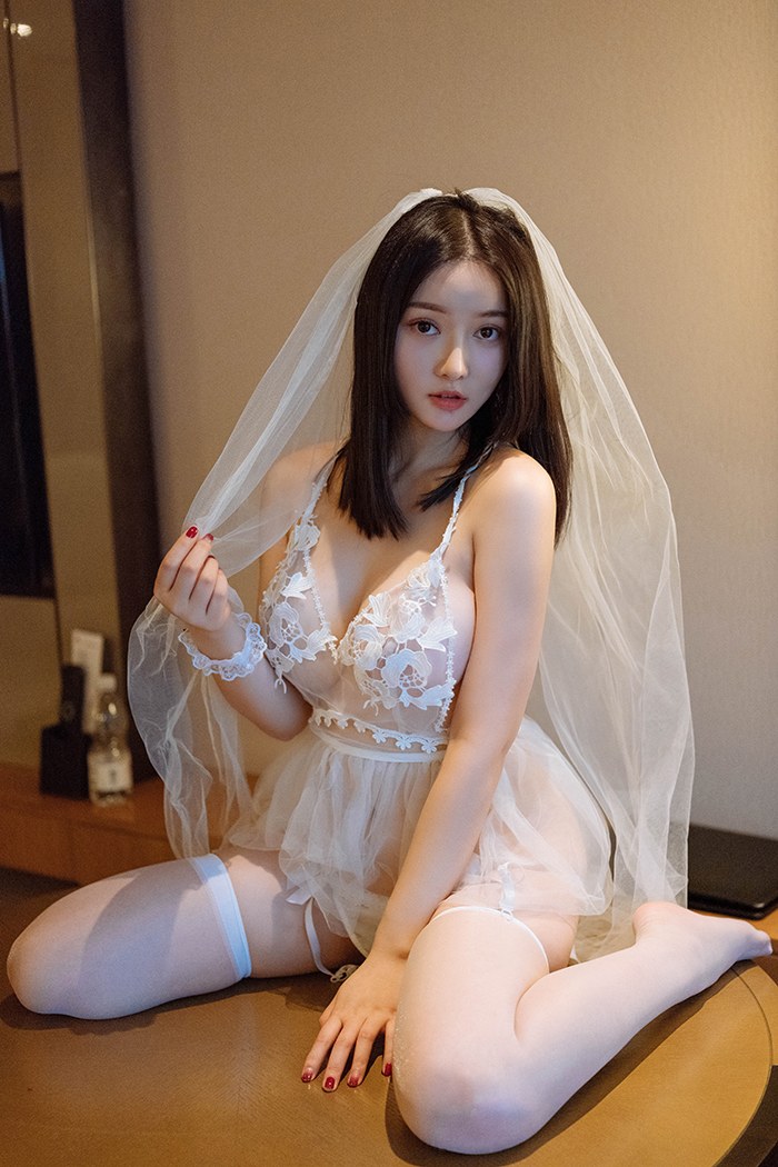 性感女神唐婉儿丰乳肥臀胴体白净(19)