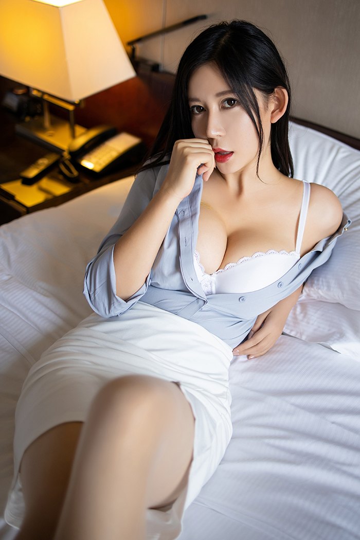 热辣女秘书李雅肉丝美脚体态妖娆(17)